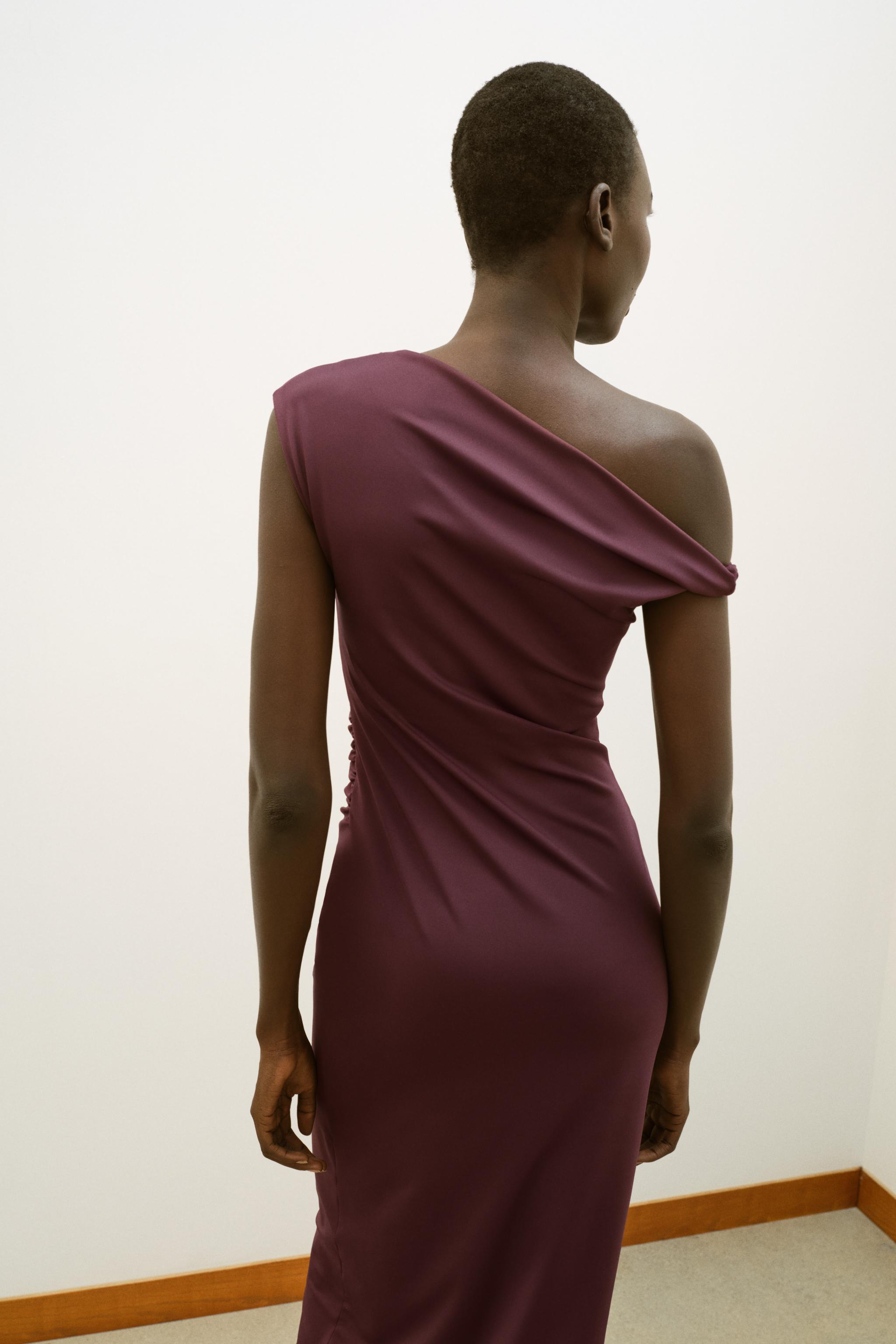 ROBE MI-LONGUE ASYMÉTRIQUE